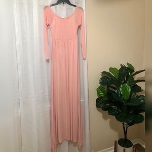 Off the shoulder maternity dress 🌸